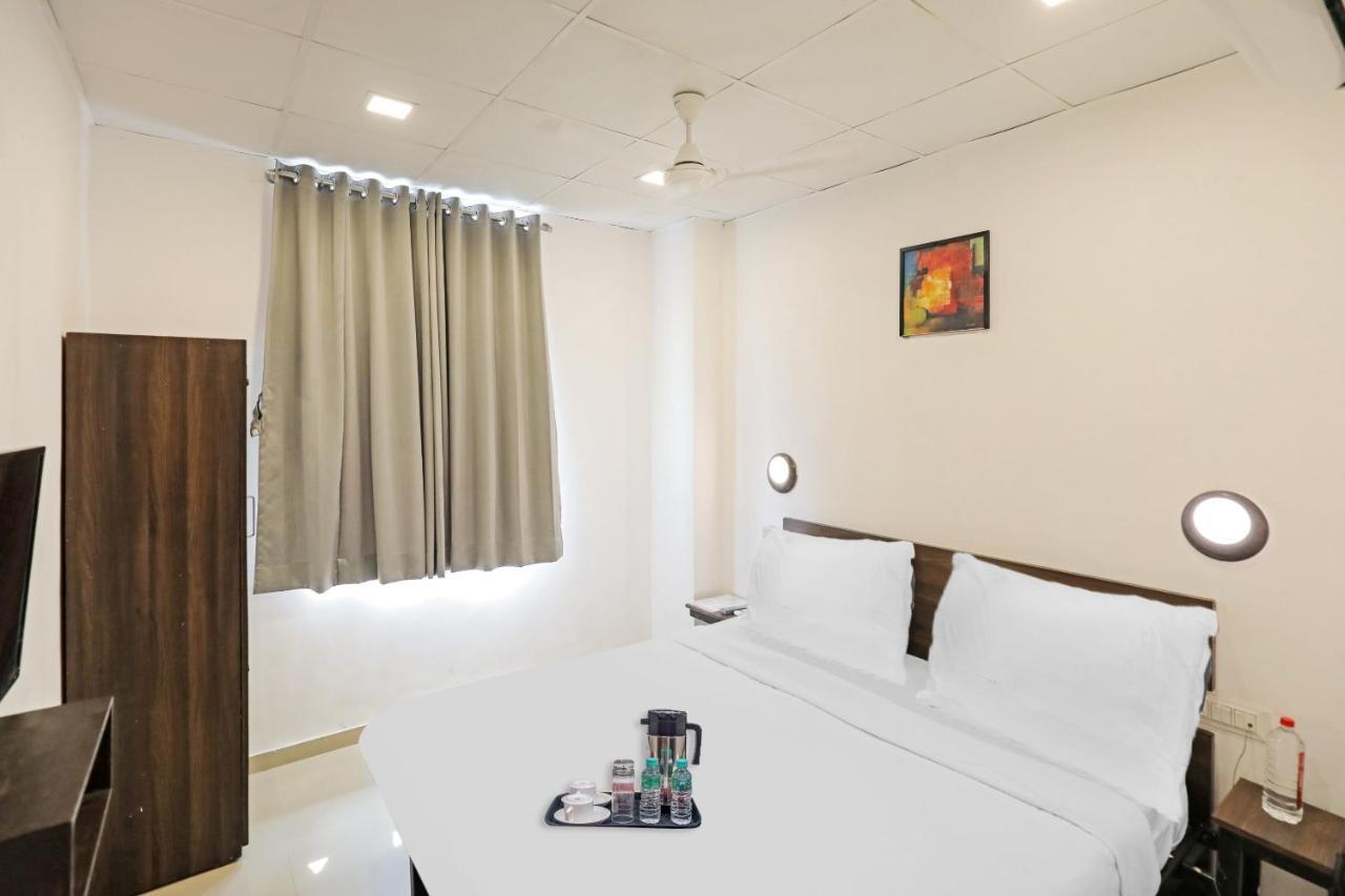 Hotel Gokul Solitaire, Surat Bhatha Exterior foto