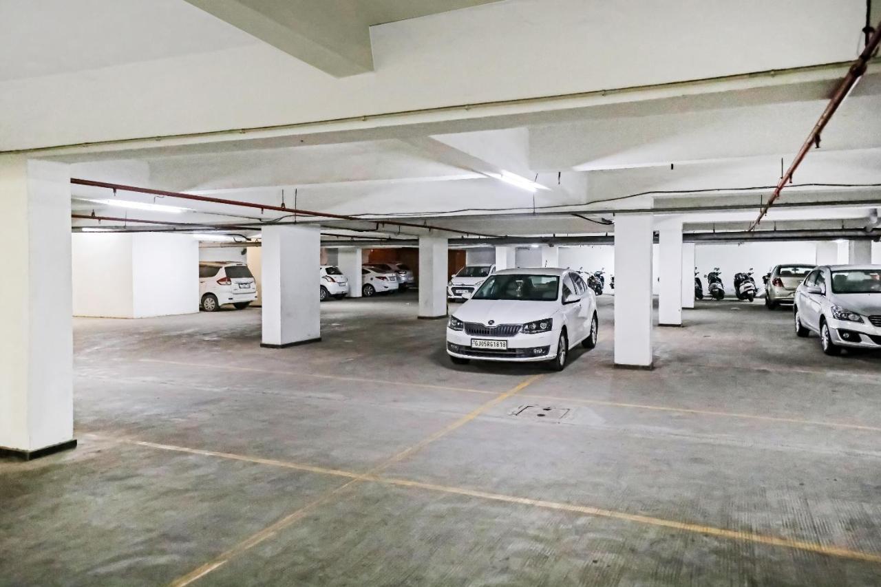 Hotel Gokul Solitaire, Surat Bhatha Exterior foto
