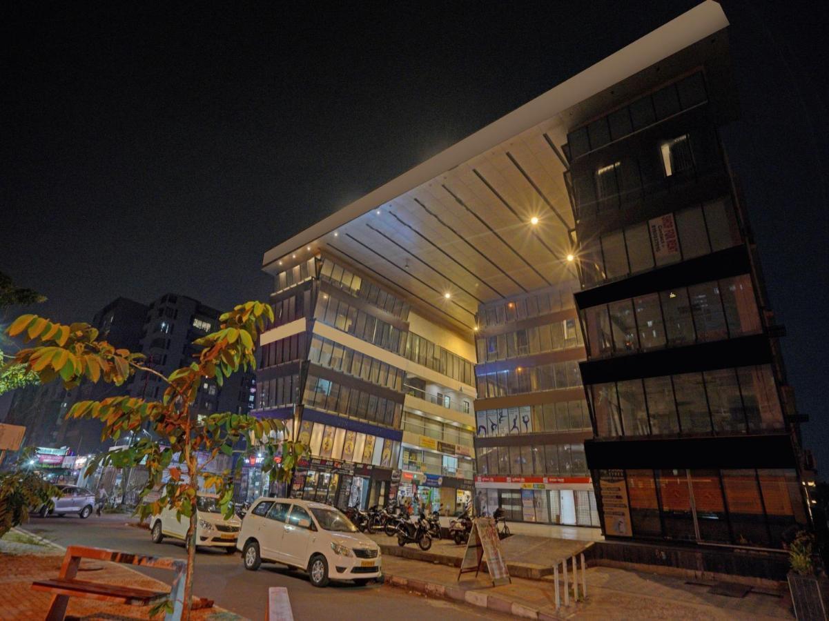Hotel Gokul Solitaire, Surat Bhatha Exterior foto