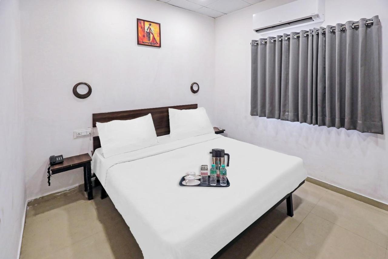 Hotel Gokul Solitaire, Surat Bhatha Exterior foto