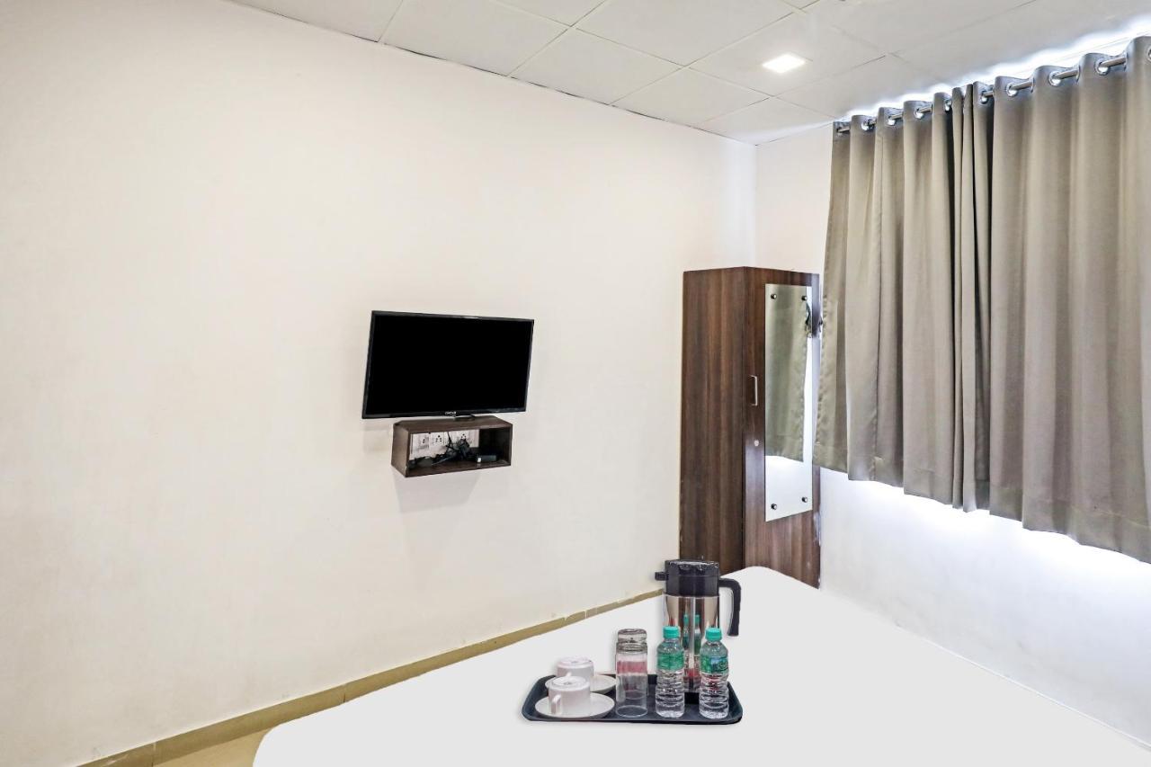 Hotel Gokul Solitaire, Surat Bhatha Exterior foto