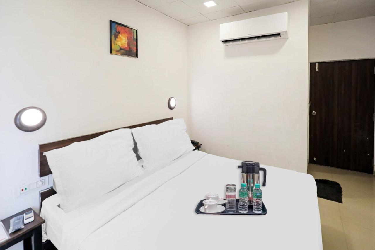 Hotel Gokul Solitaire, Surat Bhatha Exterior foto
