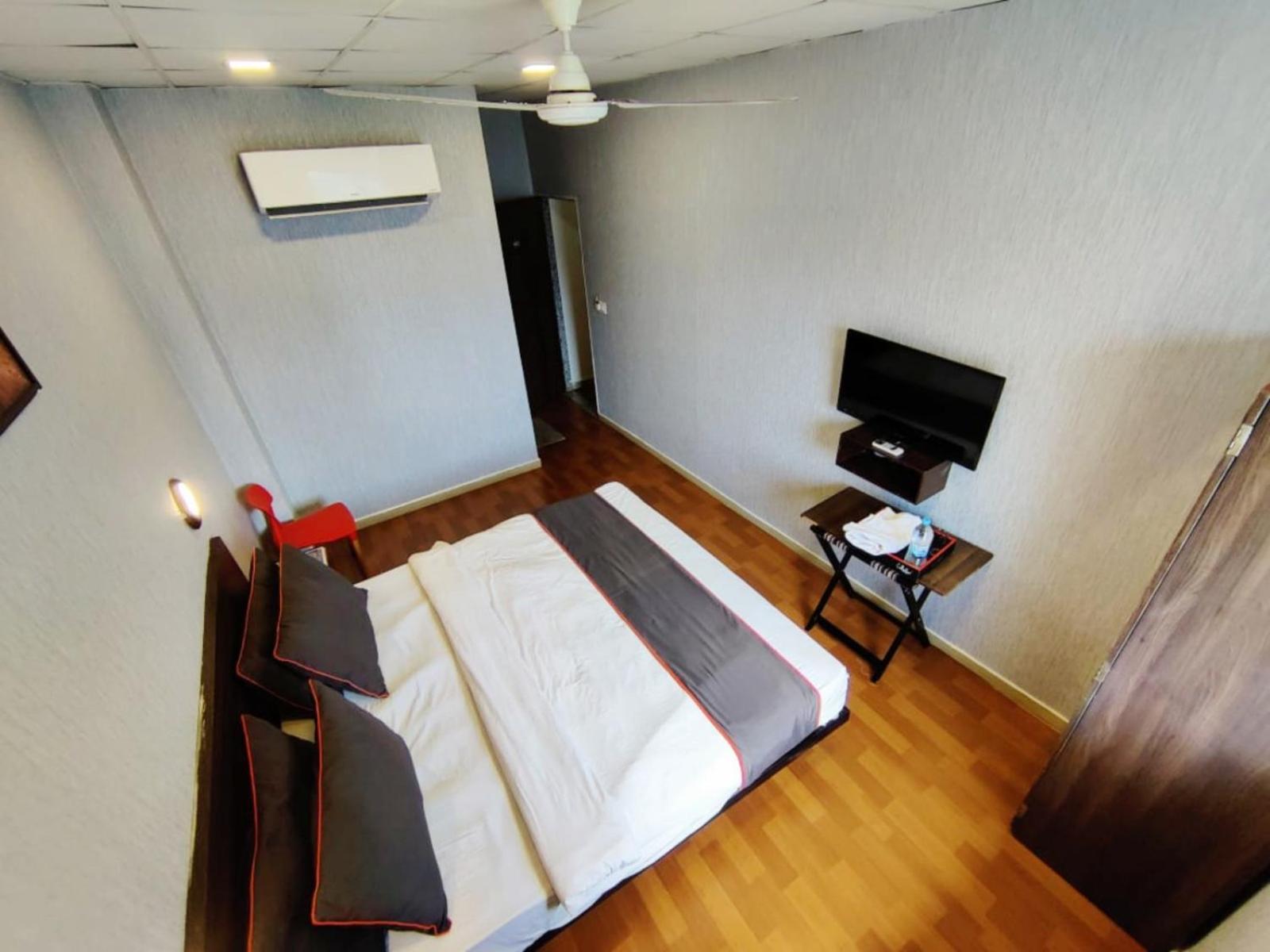Hotel Gokul Solitaire, Surat Bhatha Exterior foto