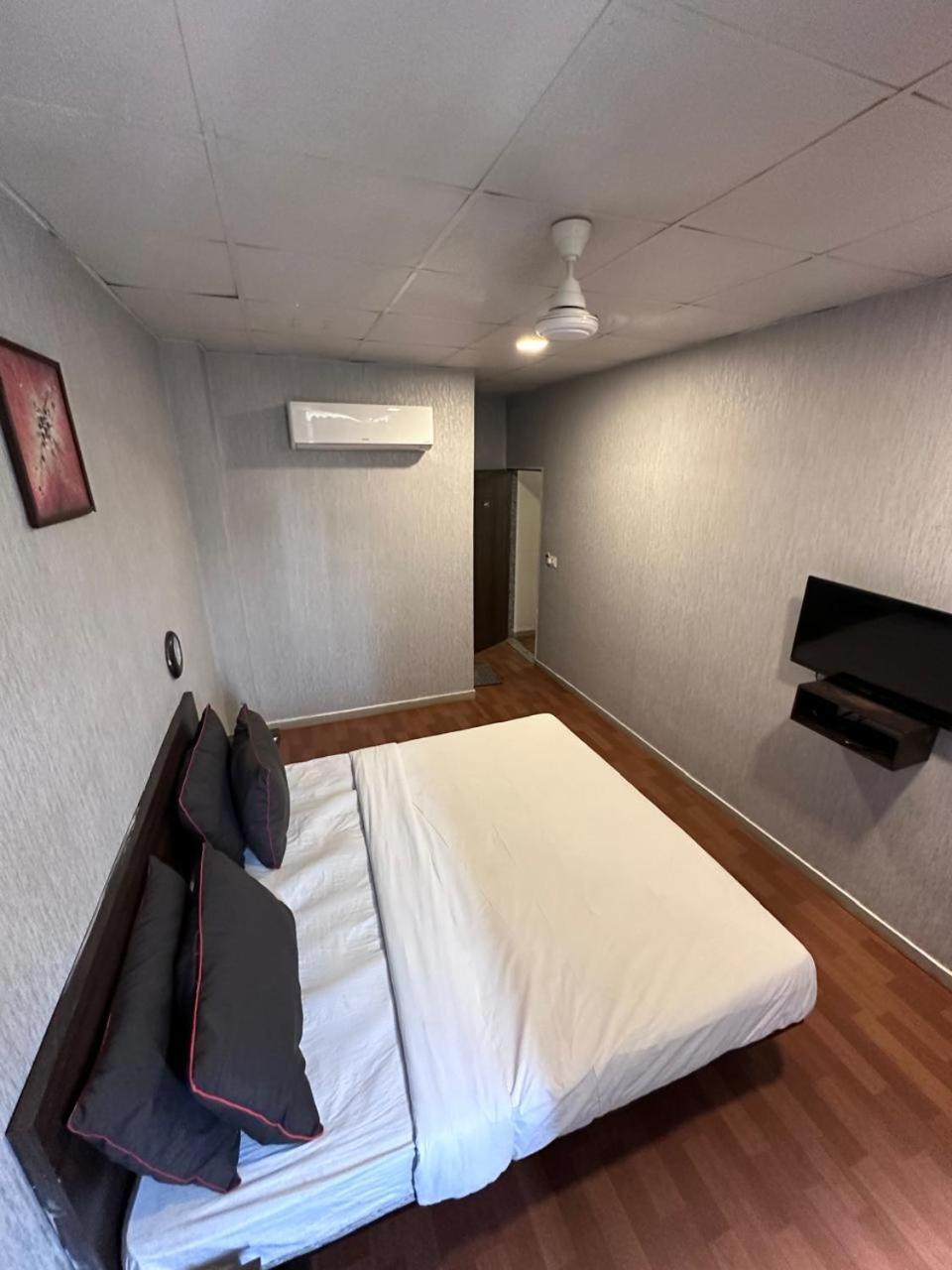 Hotel Gokul Solitaire, Surat Bhatha Exterior foto