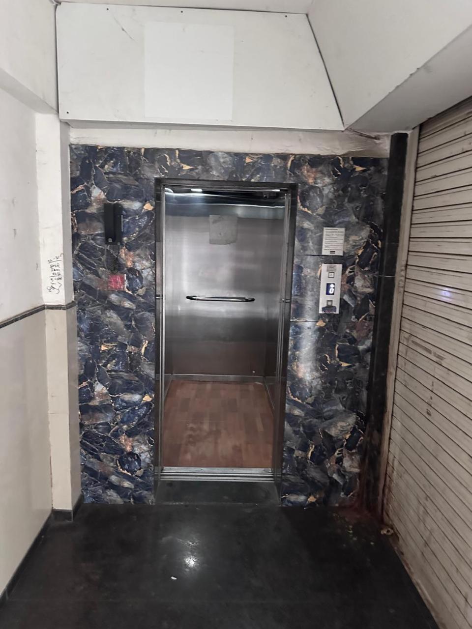Hotel Gokul Solitaire, Surat Bhatha Exterior foto